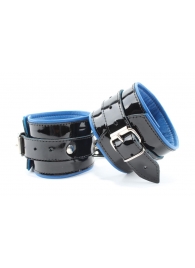 Чёрные лаковые наручники с синим подкладом - БДСМ Арсенал - купить с доставкой в Ростове-на-Дону