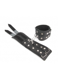 Черные широкие кожаные наручники с заклепками на карабине - Notabu - купить с доставкой в Ростове-на-Дону