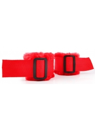 Красные меховые наручники на регулируемых черных пряжках - Notabu - купить с доставкой в Ростове-на-Дону