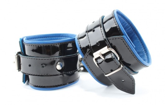 Чёрные лаковые наручники с синим подкладом - БДСМ Арсенал - купить с доставкой в Ростове-на-Дону