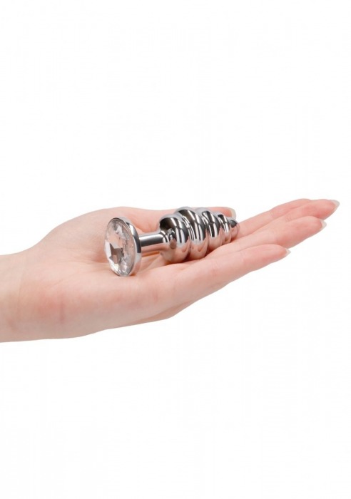 Серебристая анальная пробка с прозрачным кристаллом Ribbed Diamond Plug - 7,3 см. - Shots Media BV - купить с доставкой в Ростове-на-Дону
