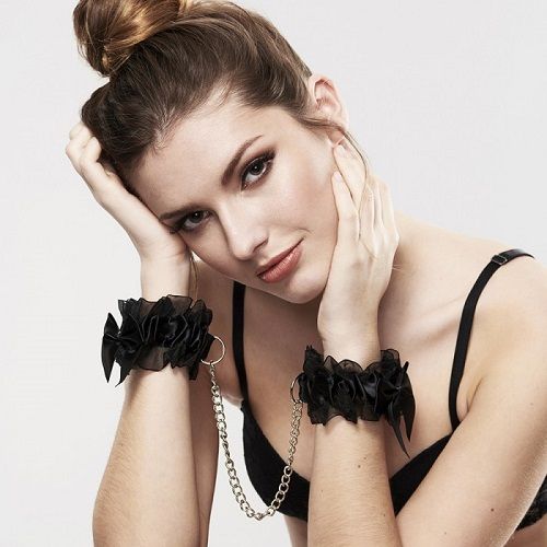 Черные наручники FROU FROU с цепочкой - Bijoux Indiscrets - купить с доставкой в Ростове-на-Дону