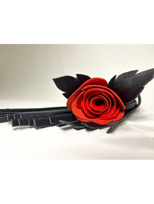 Черная кожаная плеть с красной лаковой розой в рукояти - 40 см. - БДСМ Арсенал - купить с доставкой в Ростове-на-Дону