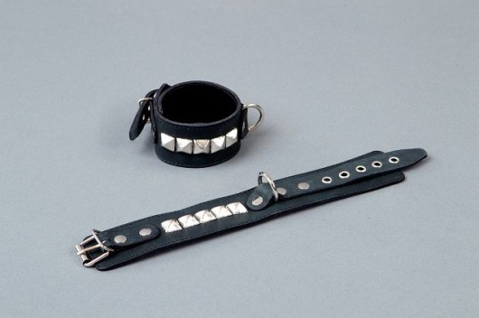 Чёрные кожаные наручники с металлическими квадропуклями - Подиум - купить с доставкой в Ростове-на-Дону