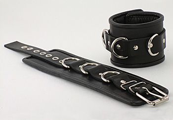 Чёрные наручники с застежкой-ремешком и 3 сварными D-кольцами - Beastly - купить с доставкой в Ростове-на-Дону