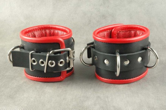 Чёрные обернутые наручники с 3 сварными D-кольцами и красным подкладом - Beastly - купить с доставкой в Ростове-на-Дону