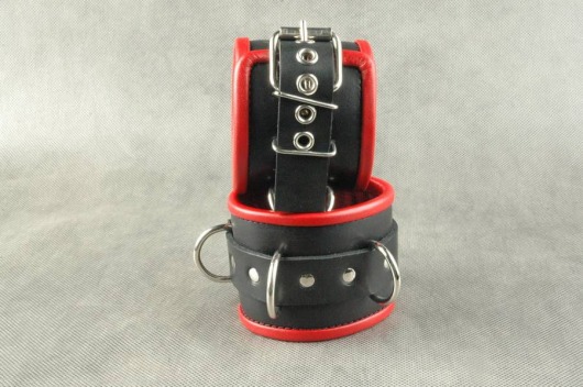 Чёрные обернутые наручники с 3 сварными D-кольцами и красным подкладом - Beastly - купить с доставкой в Ростове-на-Дону