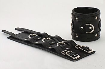 Широкие подшитые наручники с 2 ремешками и 3 сварными D-кольцами - Beastly - купить с доставкой в Ростове-на-Дону