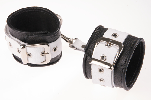 Чёрно-белые кожаные наручники с ремешком с двумя карабинами - Sitabella - купить с доставкой в Ростове-на-Дону