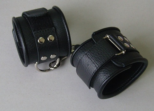 Чёрные кожаные наручники с ремешком с двумя карабинами - Sitabella - купить с доставкой в Ростове-на-Дону