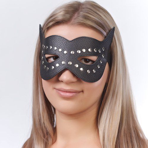 Чёрная кожаная маска с клёпками и прорезями для глаз - Sitabella - купить с доставкой в Ростове-на-Дону