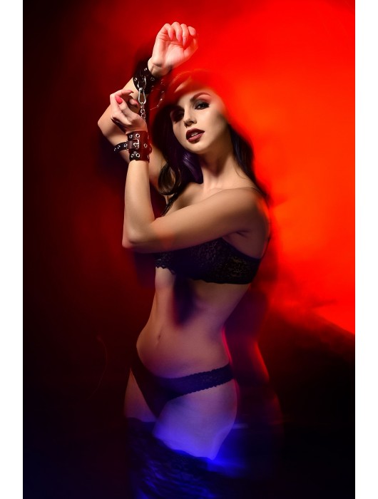 Черные кожаные однослойные наручники с люверсами - Pecado - купить с доставкой в Ростове-на-Дону