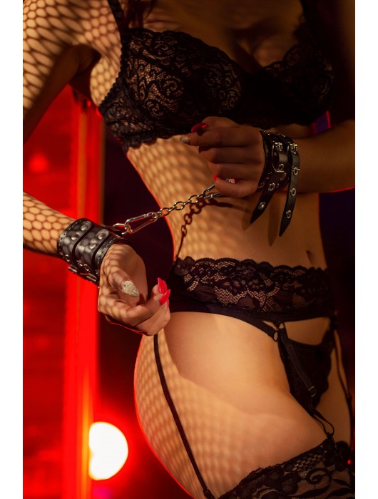 Черные кожаные наручники с двумя ремнями и красной подкладкой - Pecado - купить с доставкой в Ростове-на-Дону