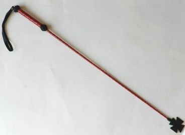 Плетеный длинный красный лаковый стек с наконечником-крестом - 85 см. - Подиум - купить с доставкой в Ростове-на-Дону