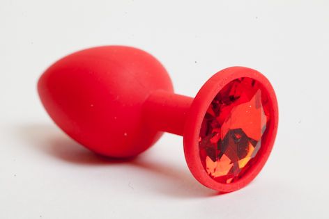 Красная силиконовая анальная пробка с красным стразом - 7,1 см. - 4sexdreaM - купить с доставкой в Ростове-на-Дону