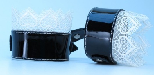 Изысканные чёрные наручники с белым кружевом - БДСМ Арсенал - купить с доставкой в Ростове-на-Дону