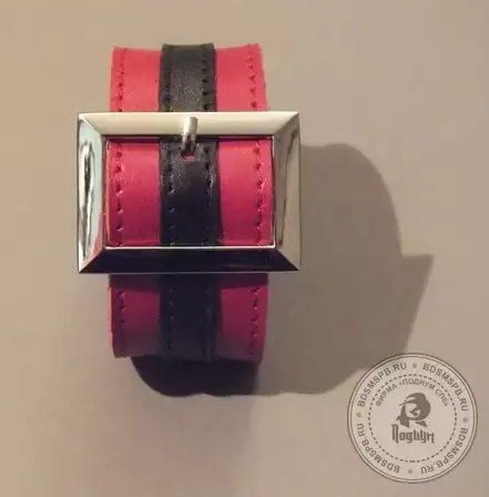 Красно-чёрный браслет с прямоугольной пряжкой - Подиум - купить с доставкой в Ростове-на-Дону