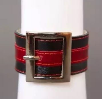 Чёрно-красный браслет с квадратной пряжкой - Подиум - купить с доставкой в Ростове-на-Дону