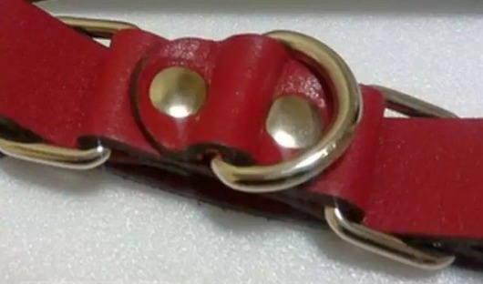 Красные ременные наручники с полукольцом - Подиум - купить с доставкой в Ростове-на-Дону
