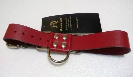 Широкие красные ременные наручники с полукольцом - Подиум - купить с доставкой в Ростове-на-Дону