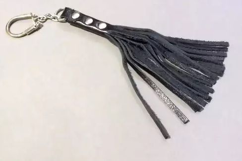 Сувенир-брелок в виде флоггера - Подиум - купить с доставкой в Ростове-на-Дону