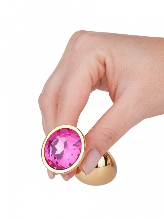 Золотистая анальная втулка с малиновым кристаллом - 7 см. - Джага-Джага - купить с доставкой в Ростове-на-Дону