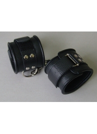 Чёрные кожаные наручники с ремешком с двумя карабинами - Sitabella - купить с доставкой в Ростове-на-Дону