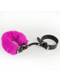 Черные кожаные наручники со съемной ярко-розовой опушкой - Sitabella - купить с доставкой в Ростове-на-Дону