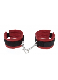 Красно-чёрные полиуретановые наручники Luxurious Handcuffs - Blush Novelties - купить с доставкой в Ростове-на-Дону
