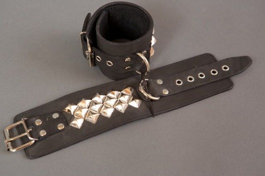 Широкие наручники с квадропуклями - Подиум - купить с доставкой в Ростове-на-Дону