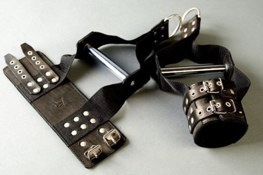 Чёрные наручники с хромированной трубкой для подвешивания - Подиум - купить с доставкой в Ростове-на-Дону