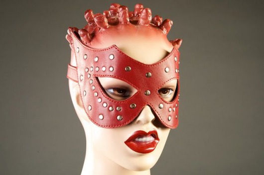 Красная кожаная маска с заклёпками - Подиум - купить с доставкой в Ростове-на-Дону