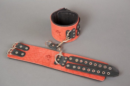 Широкие красные наручники из кожи на чёрных ремешках - Подиум - купить с доставкой в Ростове-на-Дону