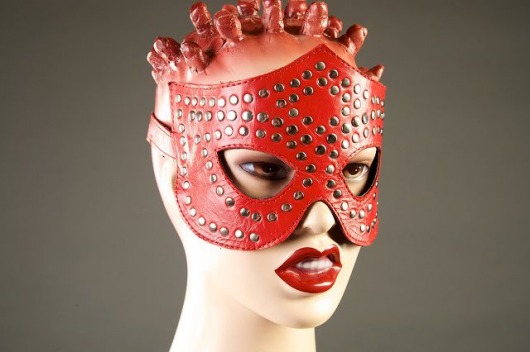 Красная маска-очки с фурнитурой в виде заклепок - Подиум - купить с доставкой в Ростове-на-Дону