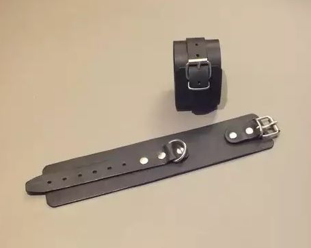 Широкие кожаные наручники универсального размера - Подиум - купить с доставкой в Ростове-на-Дону